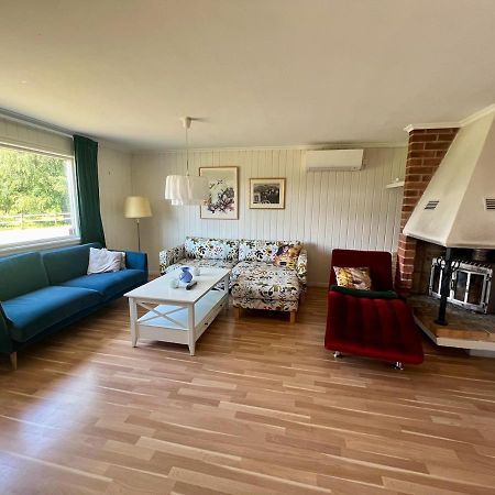 ÖsthammarIdylliskt Hus Med Sjoeutsikt.别墅 外观 照片