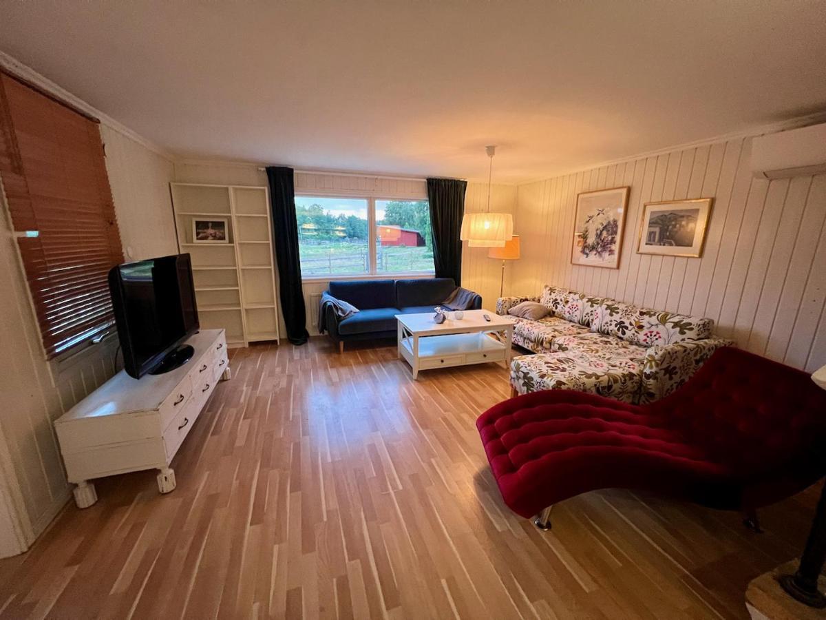 ÖsthammarIdylliskt Hus Med Sjoeutsikt.别墅 外观 照片
